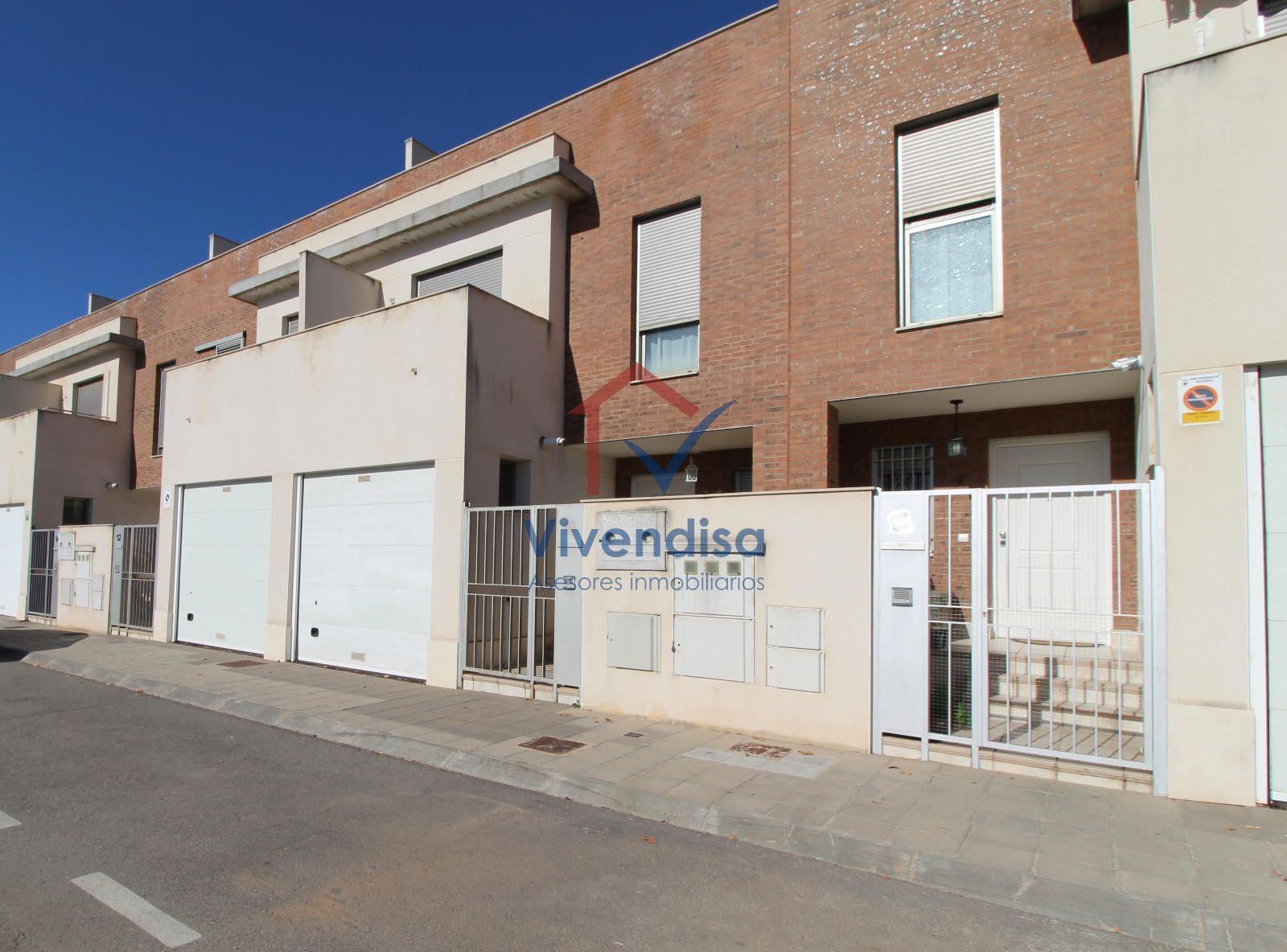 Vista exterior de Casa adosada en venta en Marchamalo con Calefacción, Jardín privado y Terraza