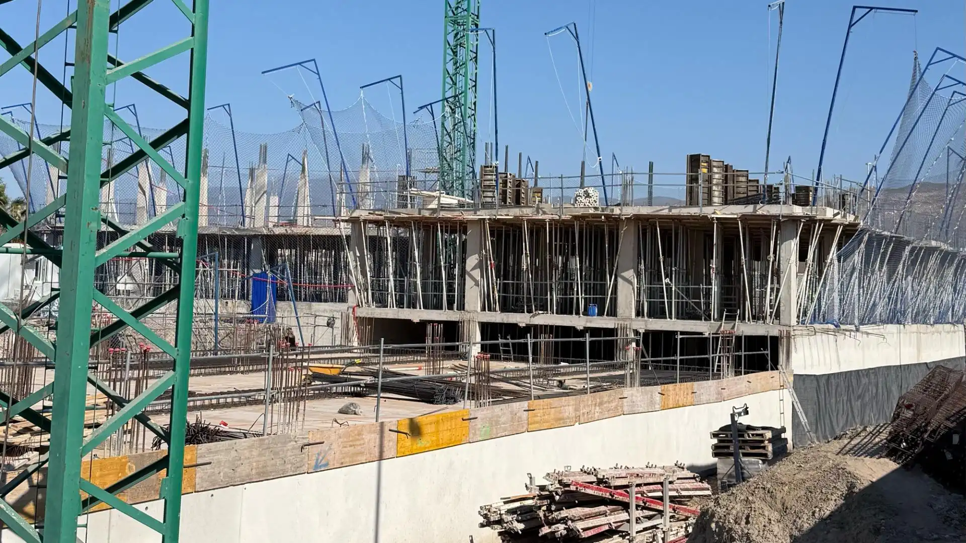 Vista exterior de Pis en venda en Roquetas de Mar amb Aire condicionat, Terrassa i Piscina comunitària
