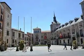 Vista exterior de Edifici en venda en Madrid