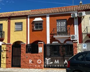 Vista exterior de Casa adosada en venda en Benacazón amb Balcó