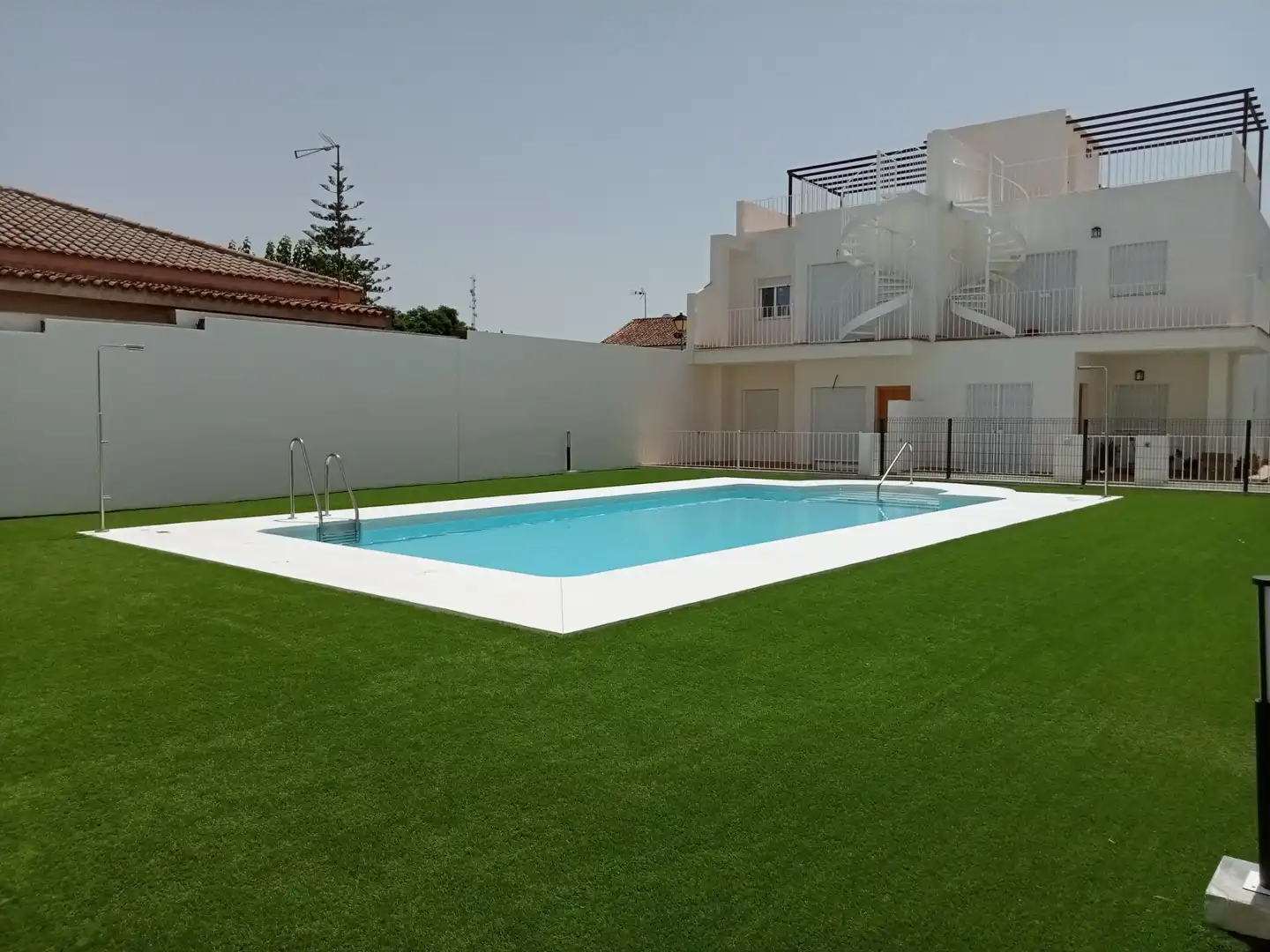 Schwimmbecken von Dachboden zur Miete in Espartinas mit Klimaanlage, Terrasse und Abstellraum