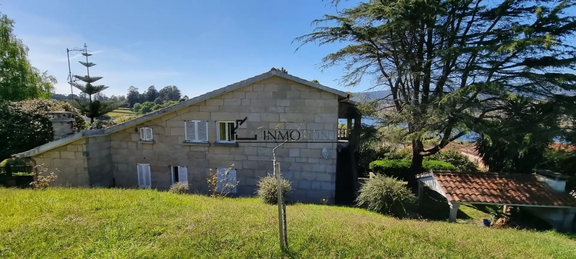 Vista exterior de Casa o xalet en venda en Pontevedra Capital  amb Calefacció, Jardí privat i Terrassa