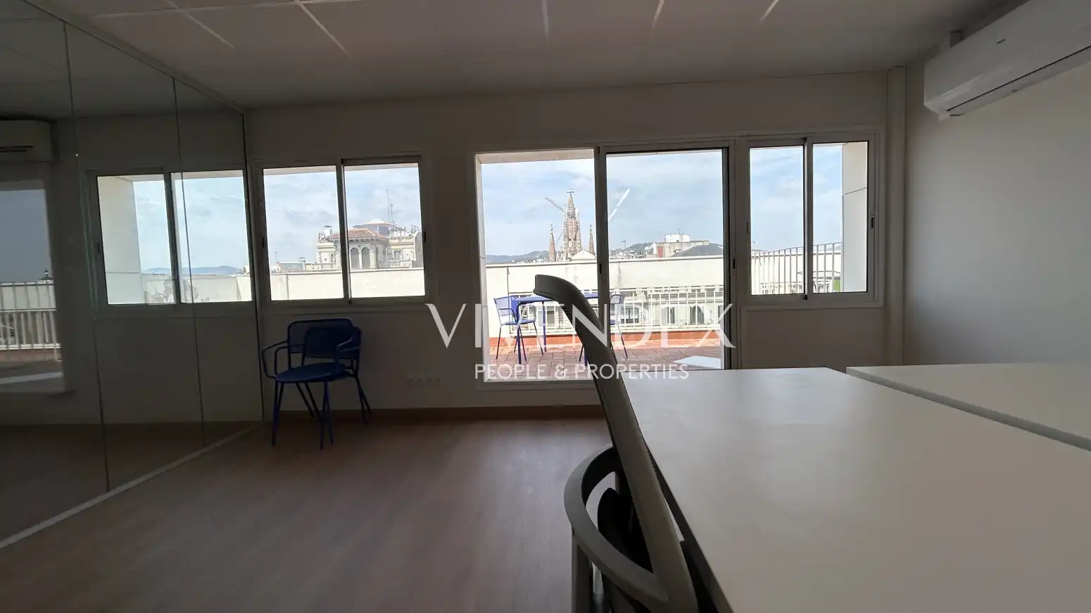 Oficina de alquiler en Barcelona con Calefacción, Terraza y Amueblado