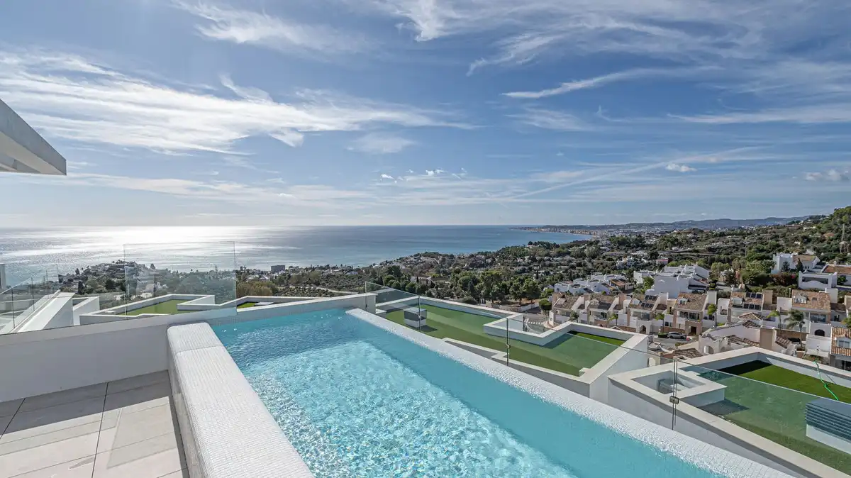 Schwimmbecken von Einfamilien-Reihenhaus zum Verkauf in Benalmádena mit Klimaanlage, Terrasse und Abstellraum