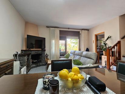 Sala d'estar de Casa adosada en venda en Sabadell amb Calefacció, Terrassa i Forn