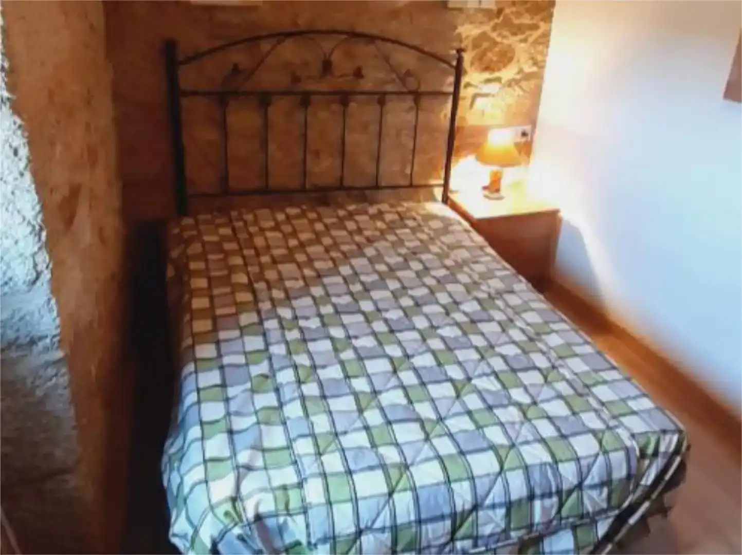 Dormitori de Finca rústica en venda en Manzaneda amb Parquet, Traster i Moblat
