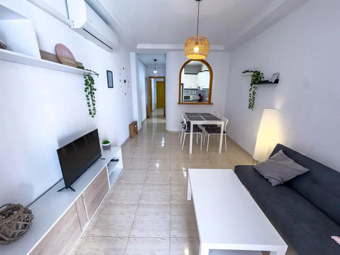 Sala d'estar de Apartament de lloguer en Torrevieja amb Aire condicionat, Calefacció i Terrassa