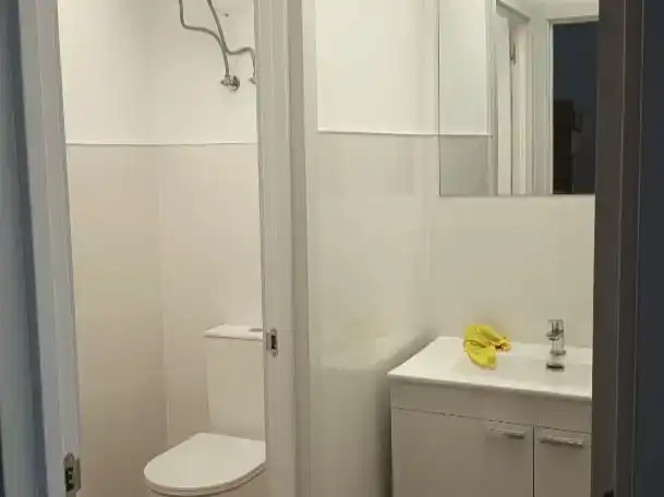 Badezimmer von Fabrikhallen zur Miete in Madrid