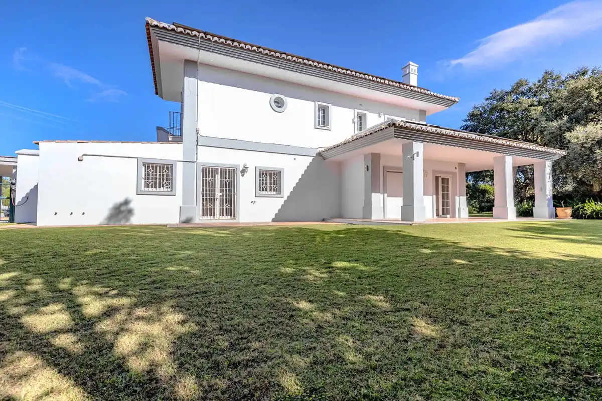 Vista exterior de Casa o xalet en venda en Sotogrande amb Aire condicionat, Jardí privat i Terrassa