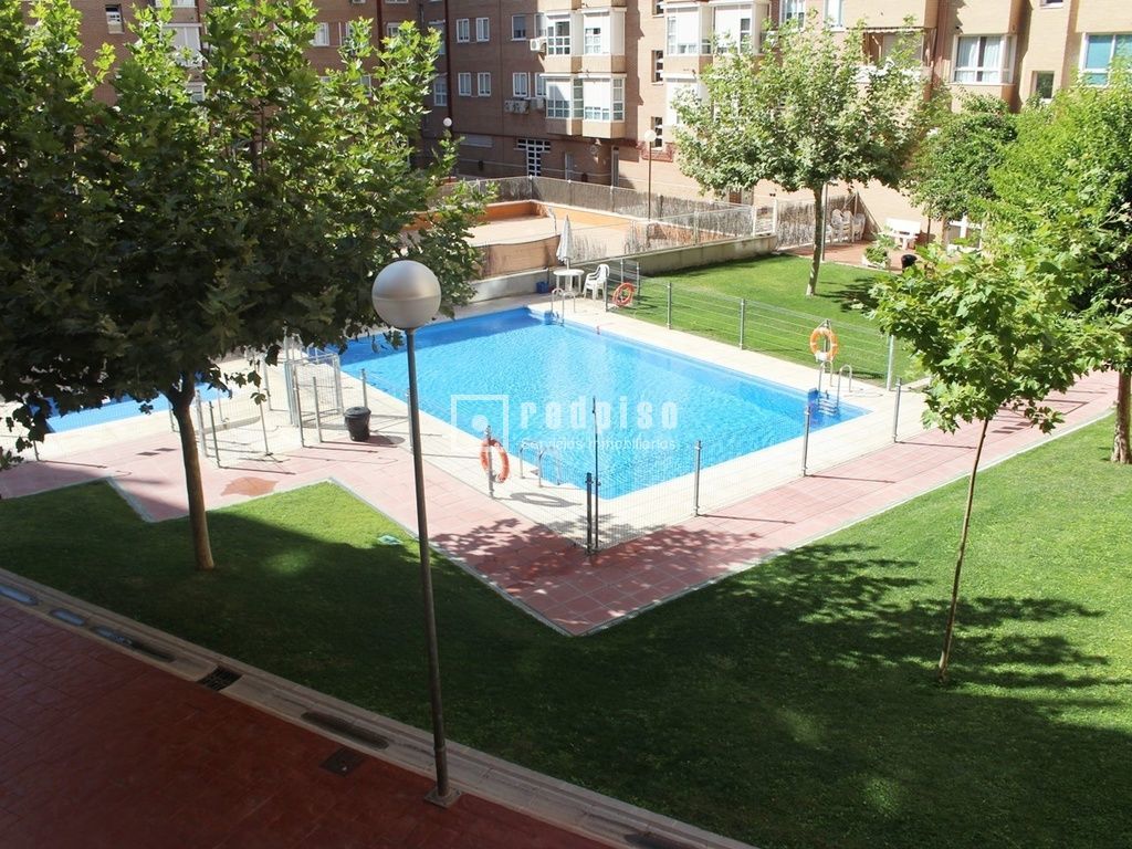 Swimming pool of Duplex for sale in Alcorcón  with Air Conditioner, Heating and Terrace