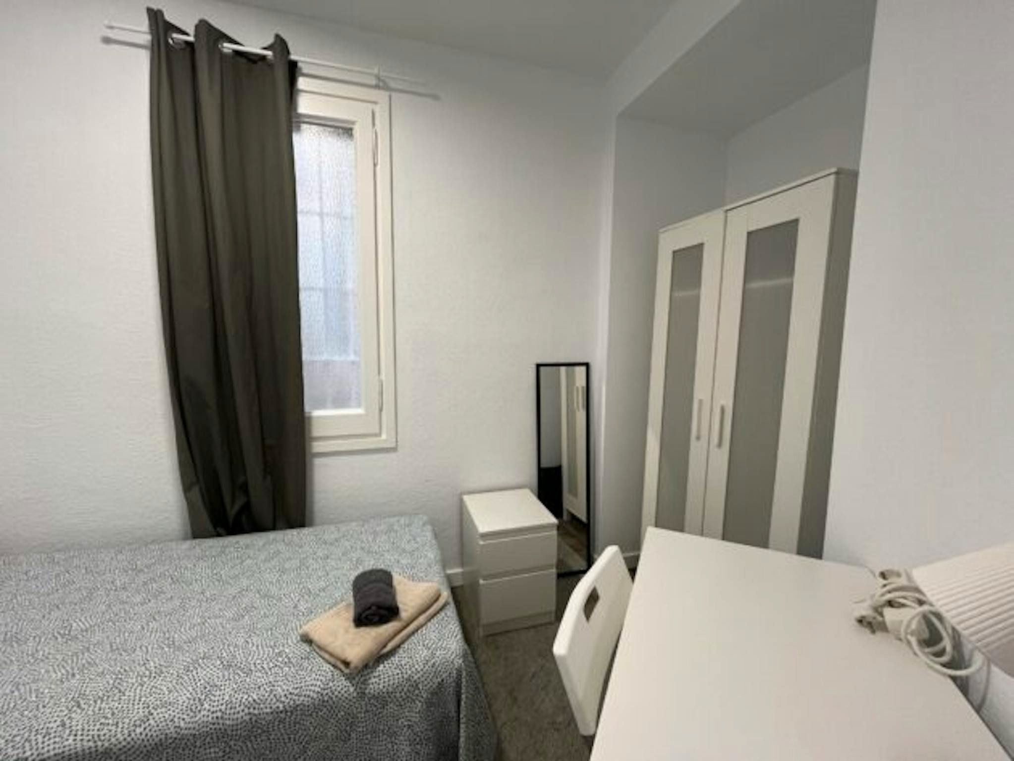Bedroom of Flat to share in  Barcelona Capital  with Heating and Washing machine