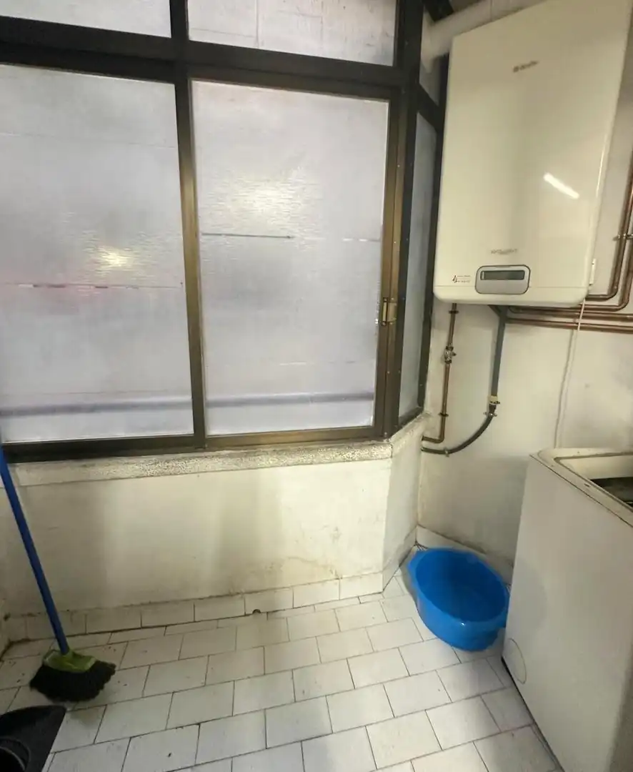 Bany de Pis en venda en León Capital  amb Calefacció, Parquet i Terrassa
