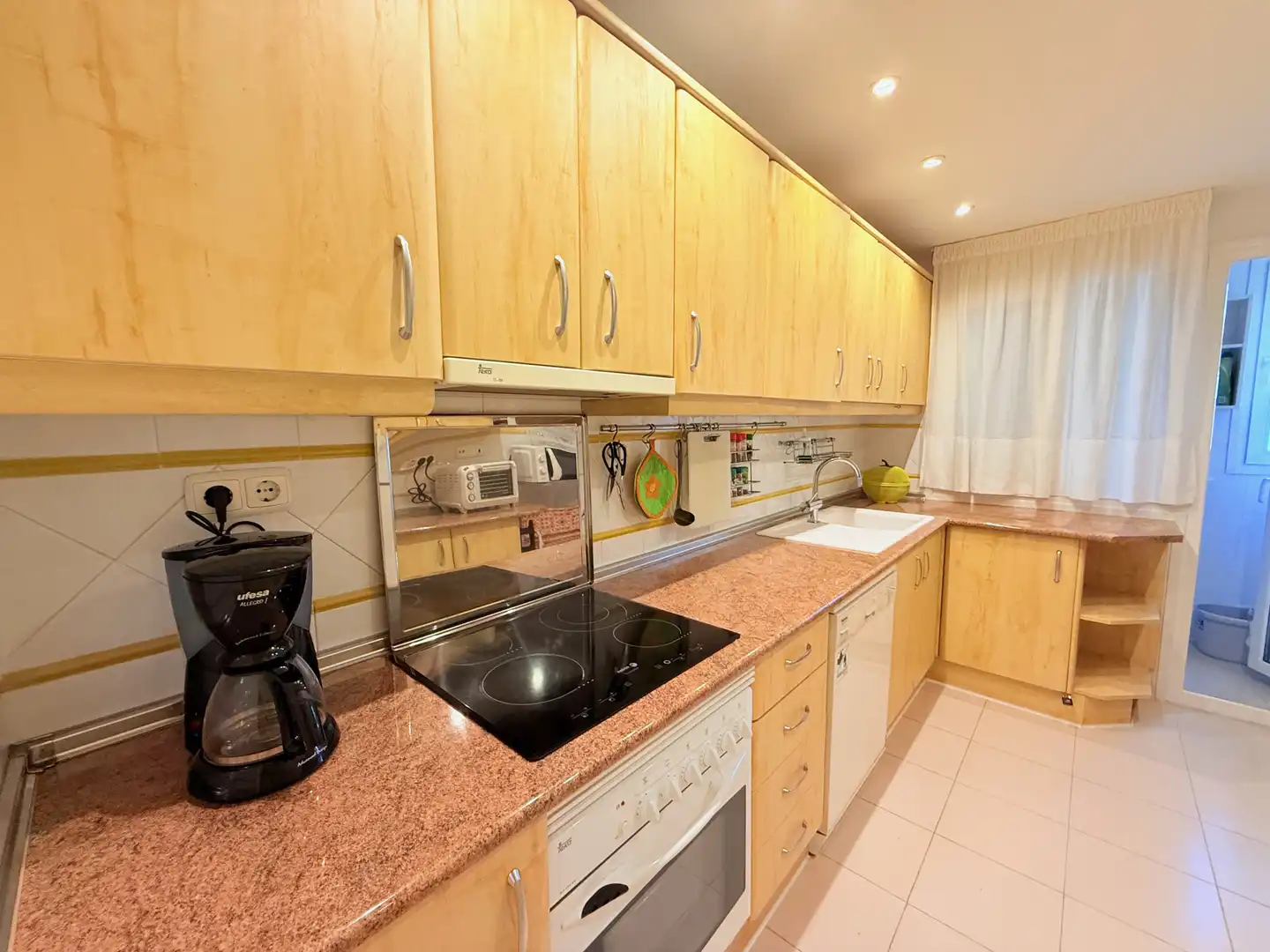 Cocina de Apartamento de alquiler en Marbella con Piscina y Piscina comunitaria
