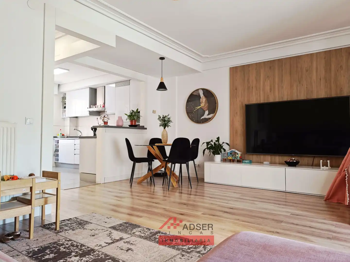 Sala d'estar de Casa adosada en venda en Lardero amb Aire condicionat, Calefacció i Jardí privat