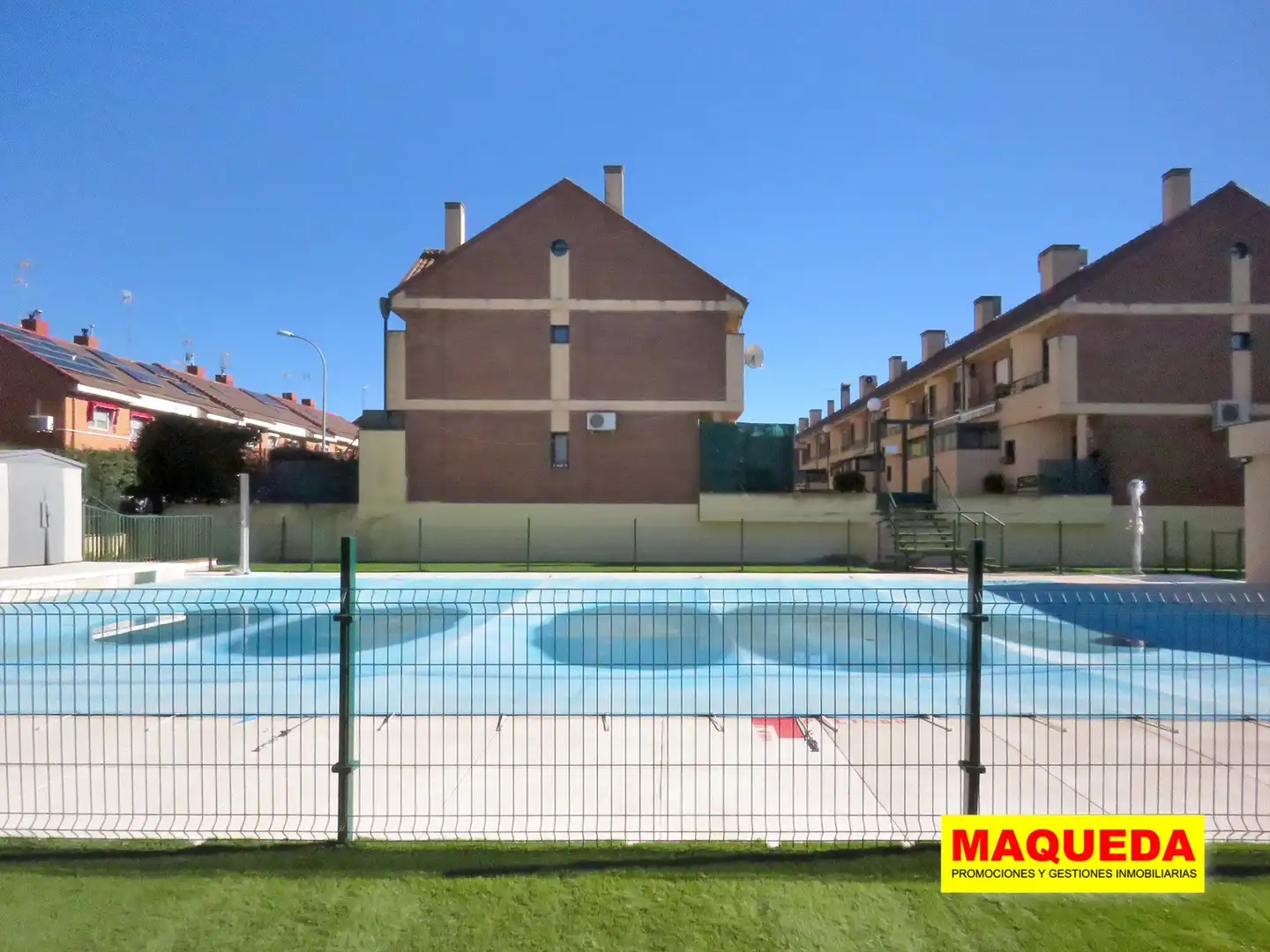 Piscina de Casa adosada en venda en Alcorcón amb Aire condicionat, Calefacció i Jardí privat