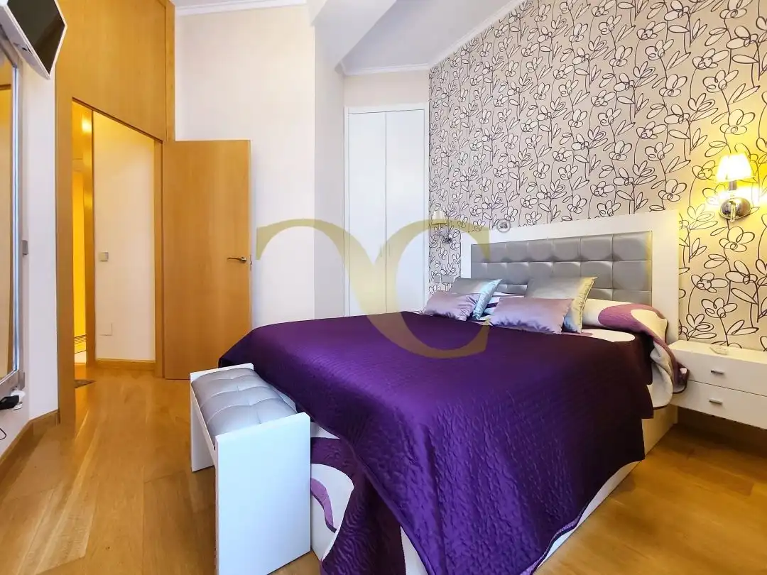 Dormitori de Apartament en venda en Gijón  amb Calefacció, Moblat i Balcó