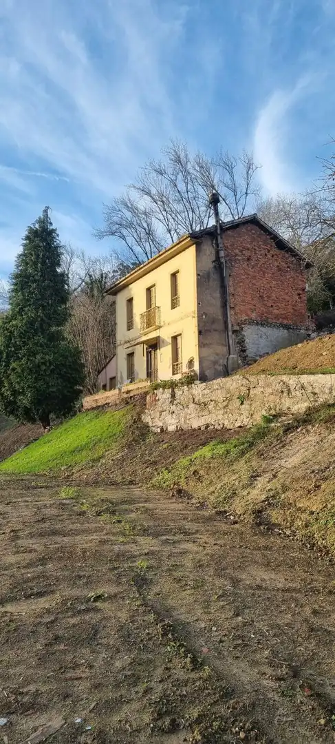 Vista exterior de Casa o xalet en venda en Oviedo  amb Terrassa i Balcó