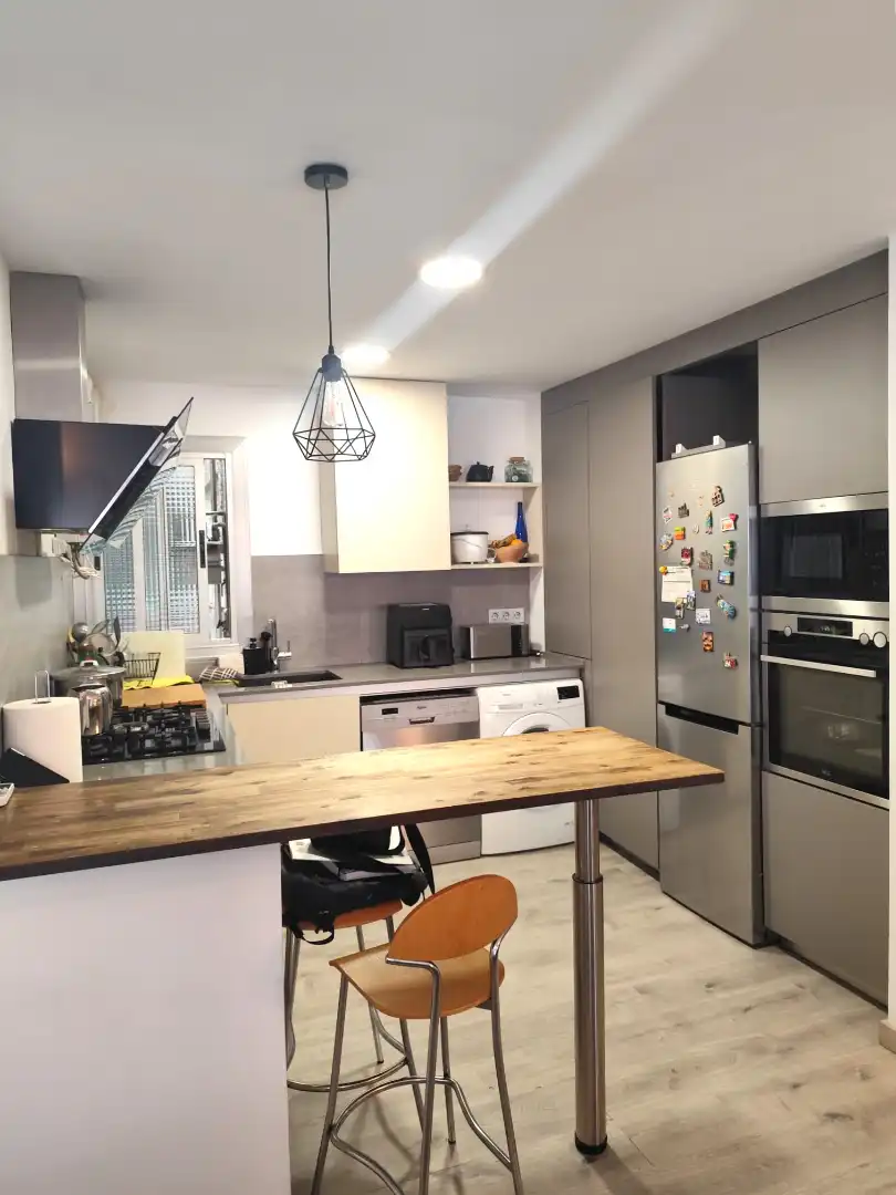 Cuina de Pis en venda en L'Hospitalet de Llobregat amb Aire condicionat, Parquet i Moblat