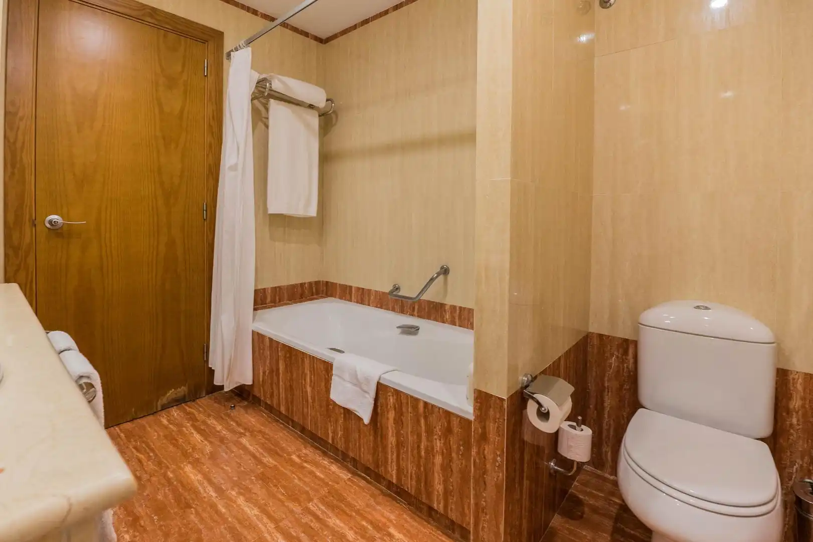 Bathroom of Flat for sale in Benahavís  with Air Conditioner, Heating and Private garden