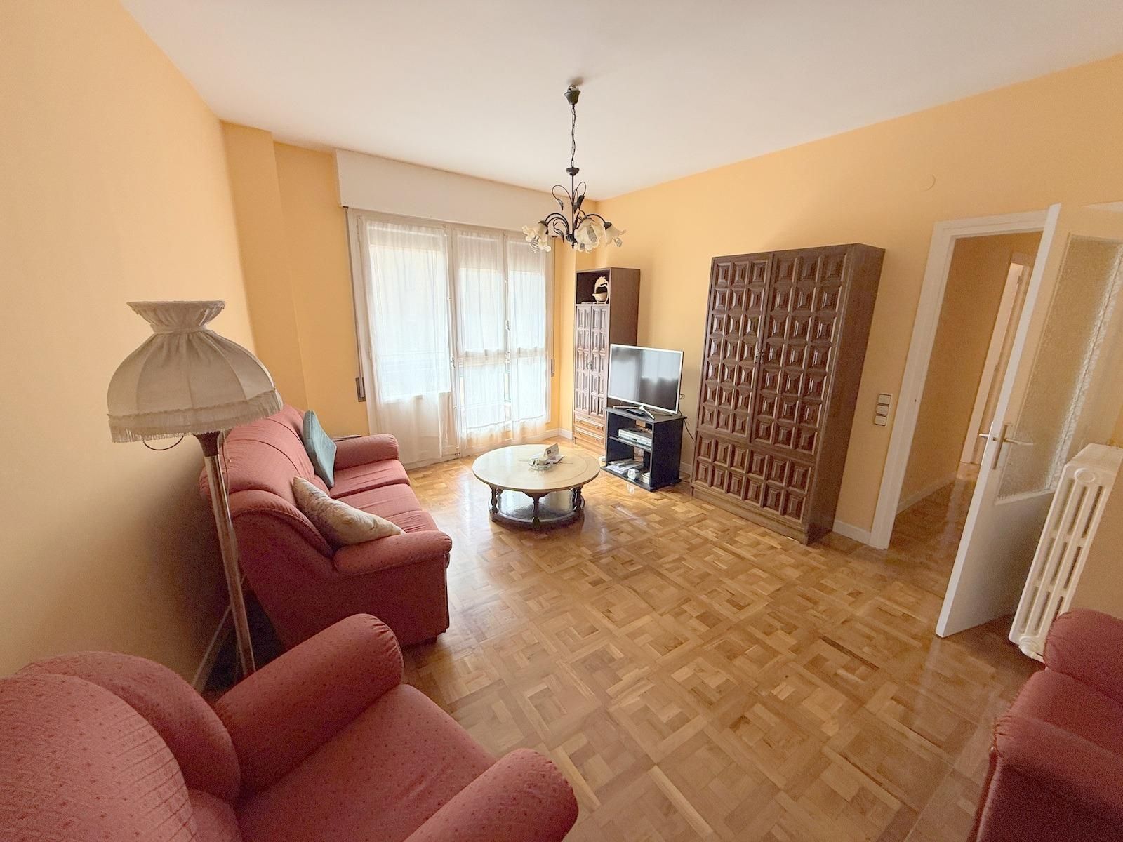 Sala de estar de Piso en venta en Estella / Lizarra con Calefacción, Parquet y Balcón