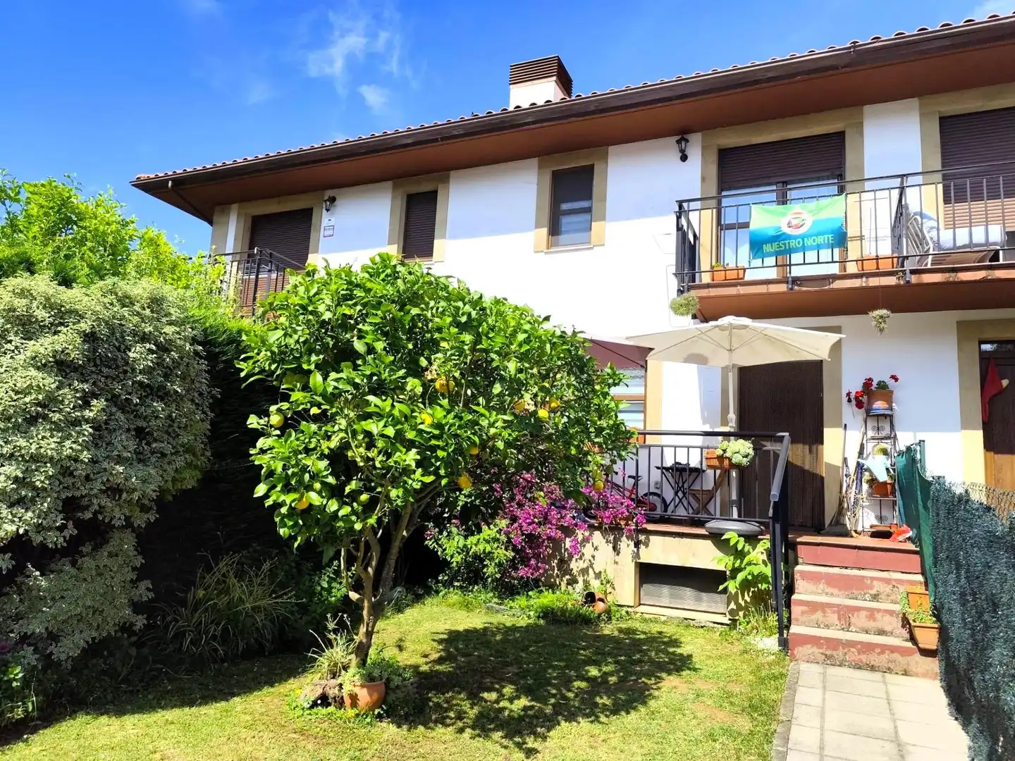Vista exterior de Casa adosada en venta en Santiurde de Toranzo con Calefacción, Jardín privado y Terraza