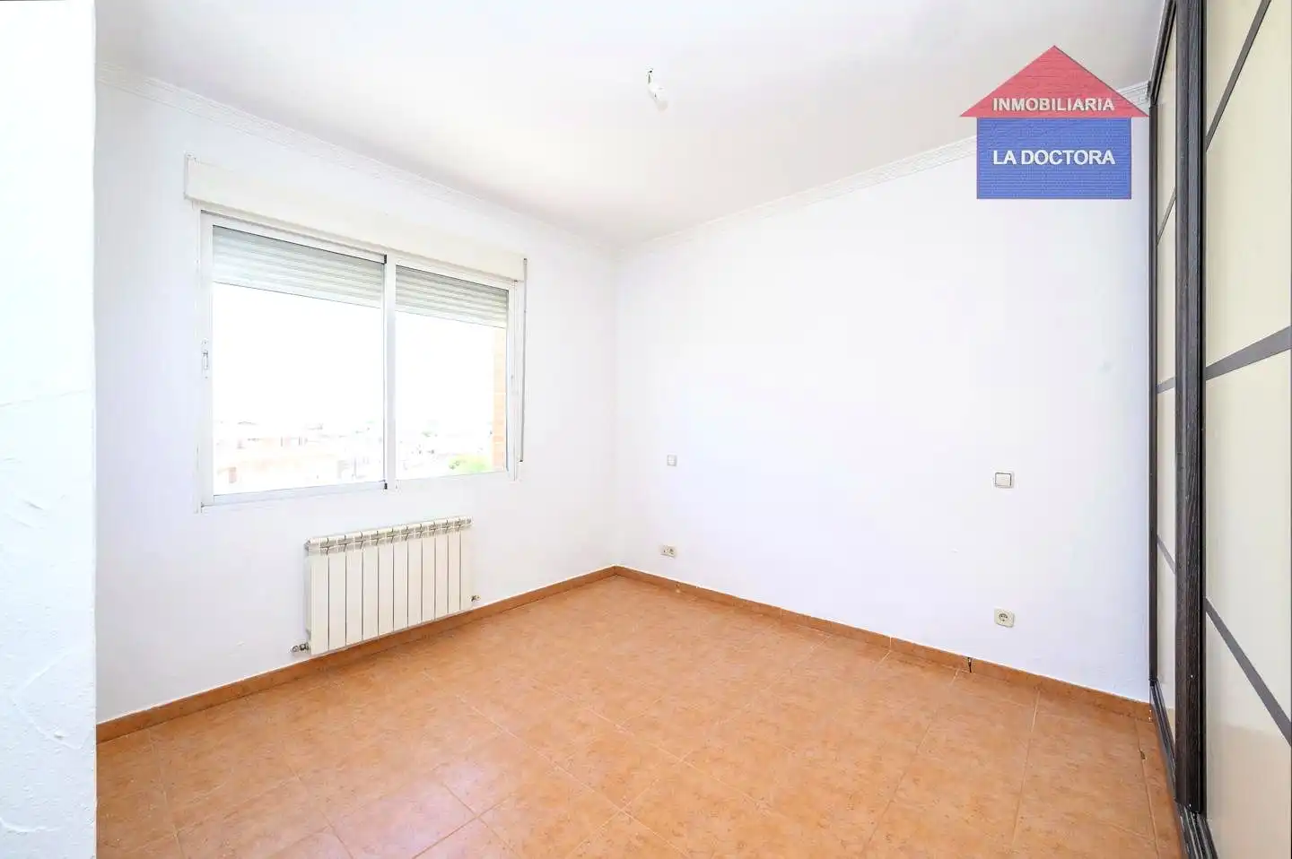 Dormitori de Casa adosada en venda en Camarena amb Calefacció, Jardí privat i Terrassa