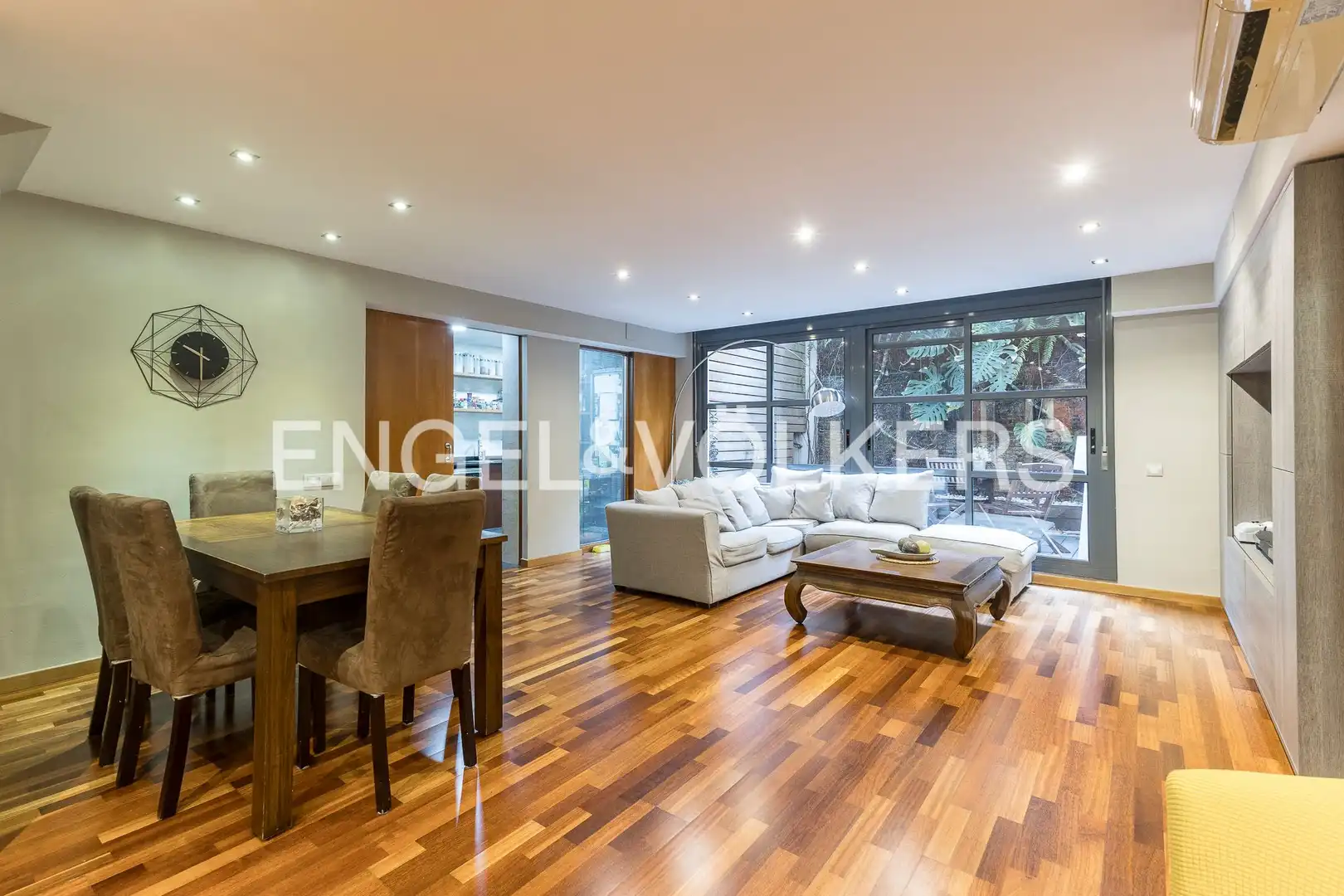 Sala de estar de Dúplex en venta en  Barcelona Capital con Calefacción, Parquet y Amueblado