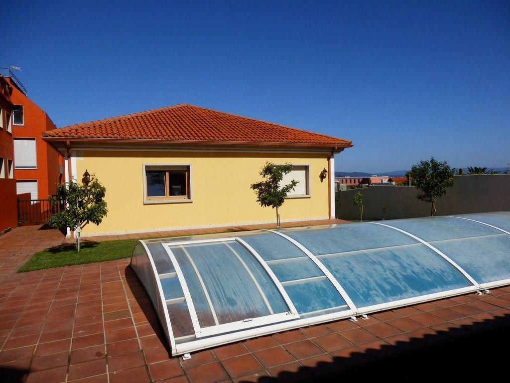 Piscina de Casa o xalet en venda en Boiro amb Jardí privat, Terrassa i Traster