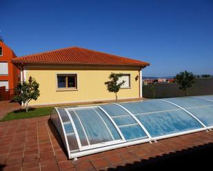 Piscina de Casa o xalet en venda en Boiro amb Jardí privat, Terrassa i Traster