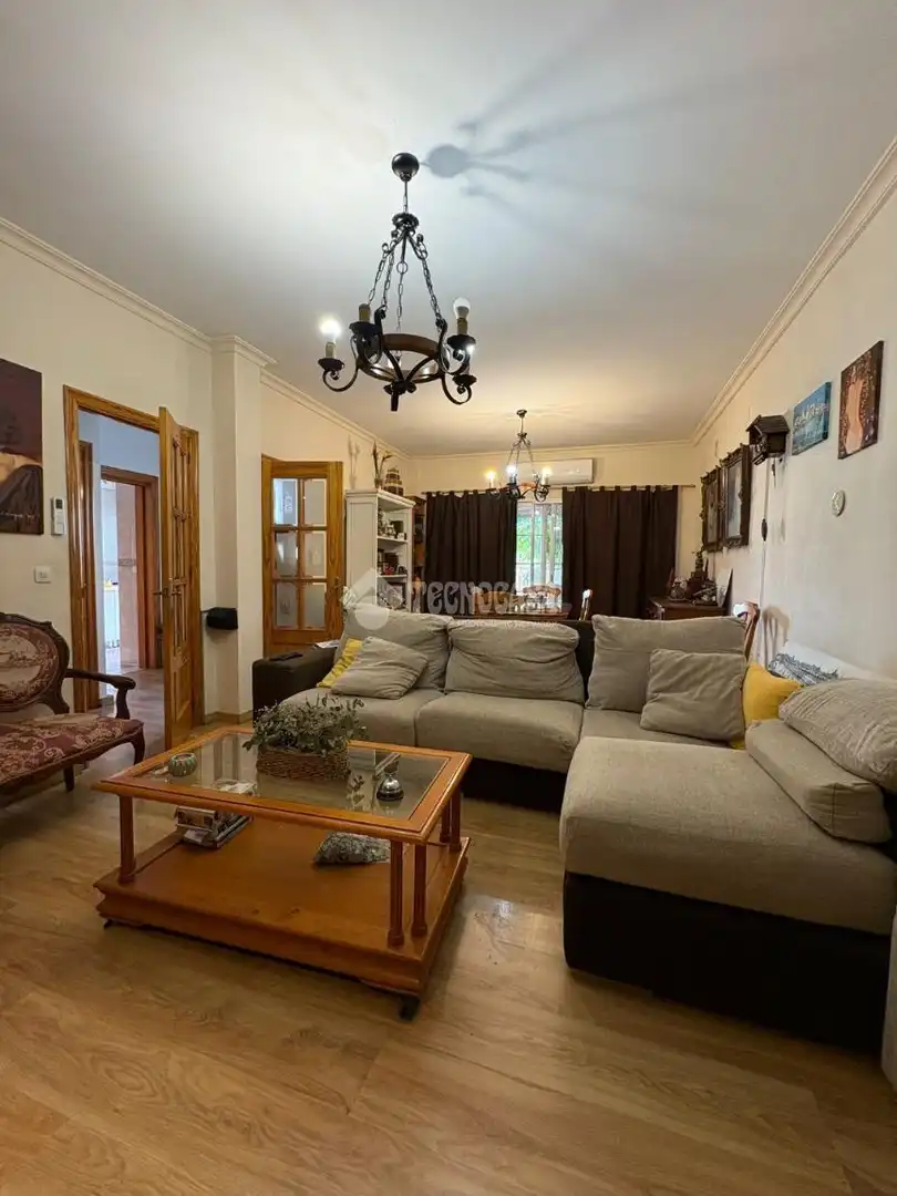Sala de estar de Casa adosada en venta en La Rinconada con Piscina y Amueblado