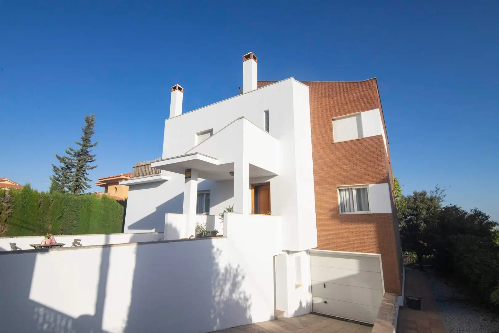 Vista exterior de Casa o xalet en venda en La Zubia amb Calefacció i Jardí privat