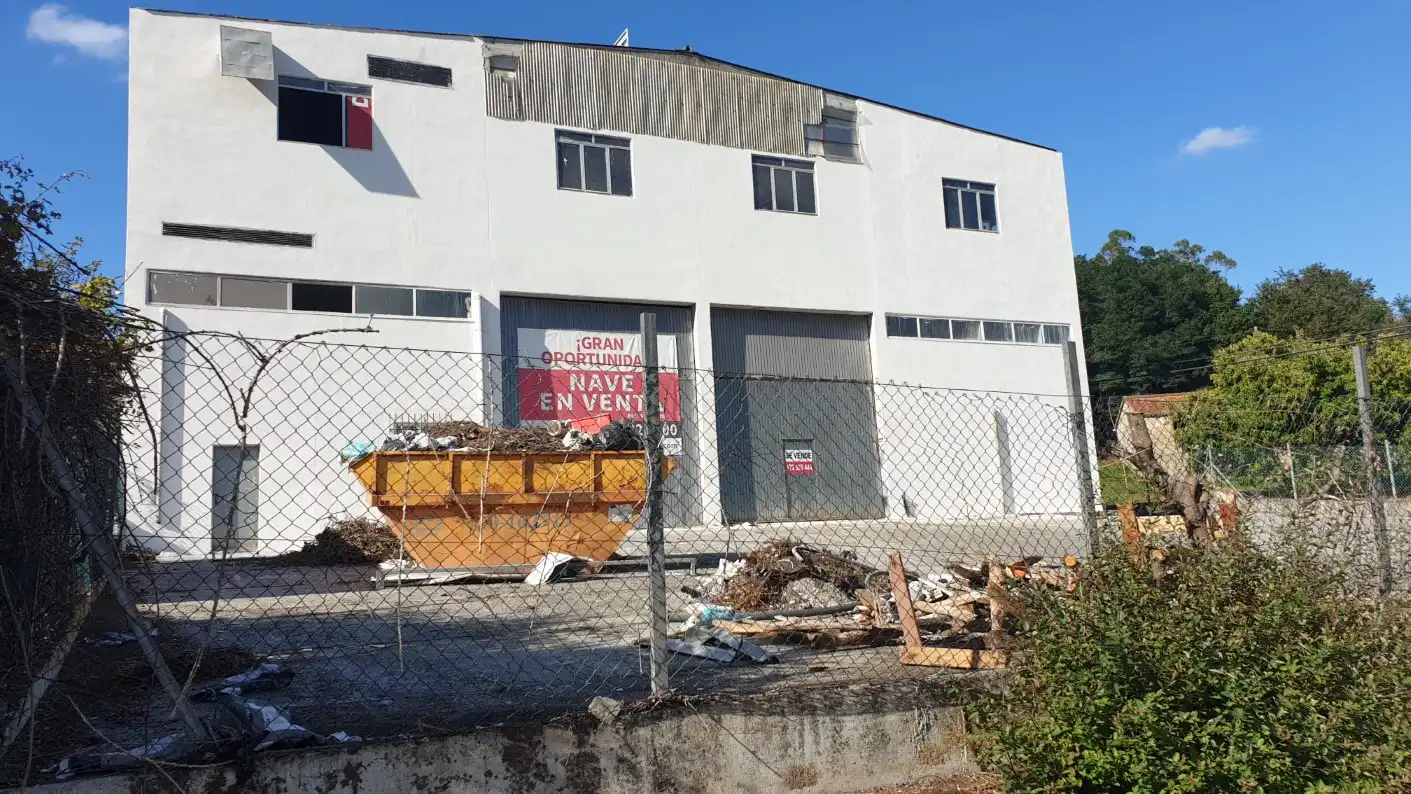 Vista exterior de Nau industrial en venda en Negreira