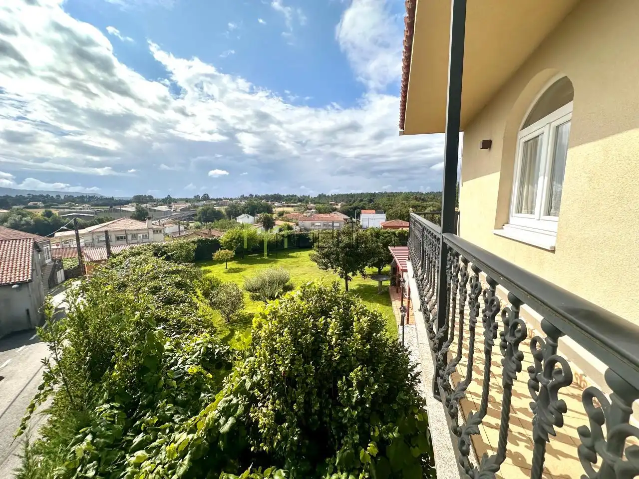 Vista exterior de Casa o xalet en venda en Teo amb Calefacció, Jardí privat i Terrassa