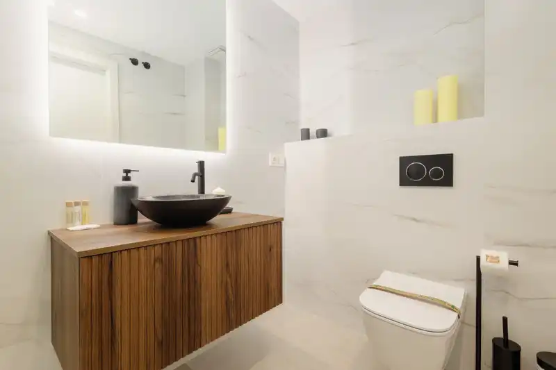 Badezimmer von Wohnungen zur Miete in Marbella mit Klimaanlage, Möbliert und Fernseher