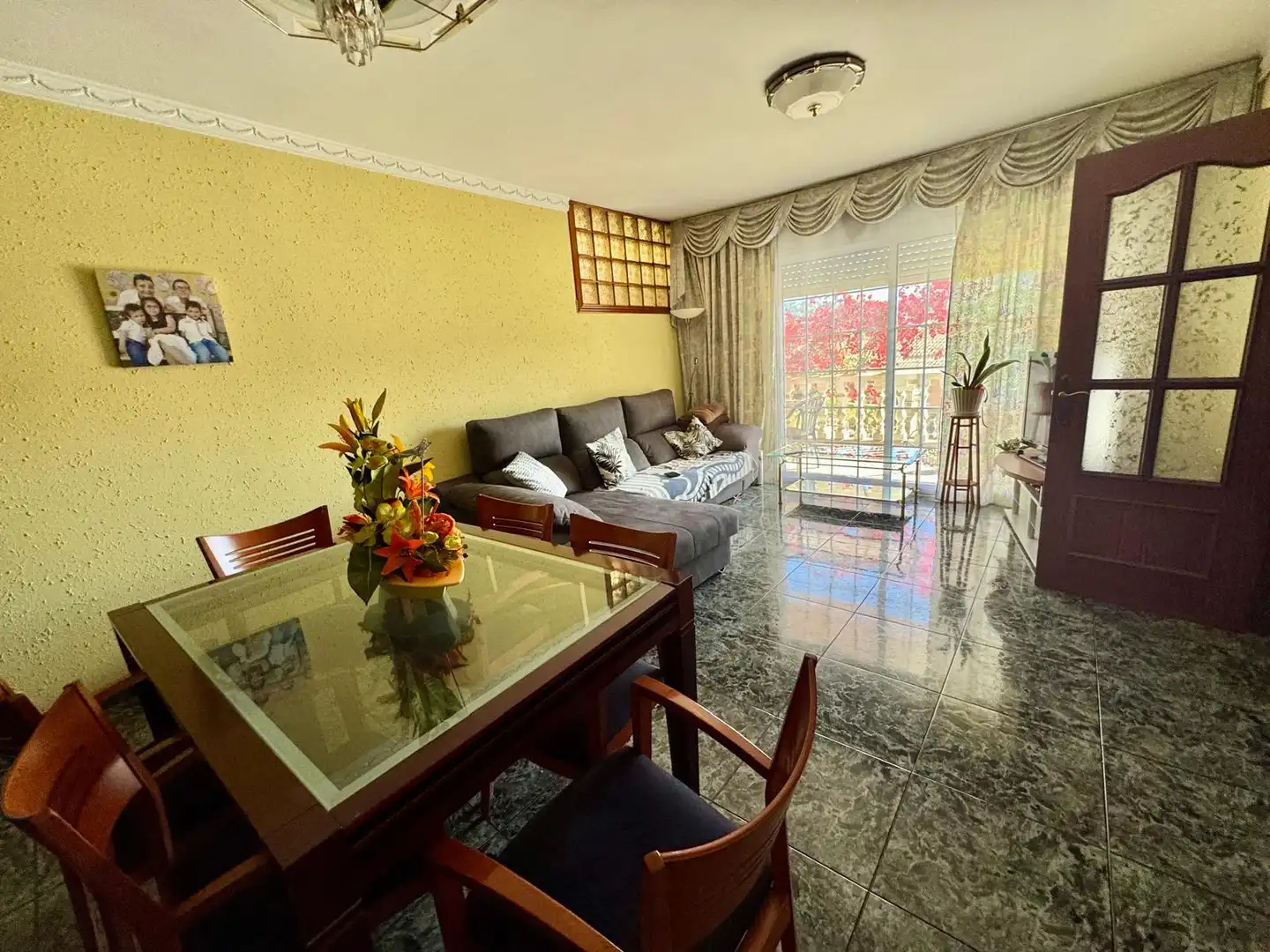 Sala d'estar de Casa o xalet en venda en Corbera de Llobregat amb Jardí privat, Balcó i Alarma