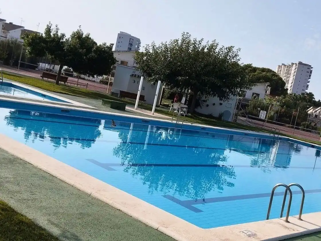 Schwimmbecken von Einfamilien-Reihenhaus zur Miete in Voramar