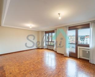 Sala d'estar de Pis de lloguer en Oviedo  amb Calefacció, Parquet i Terrassa