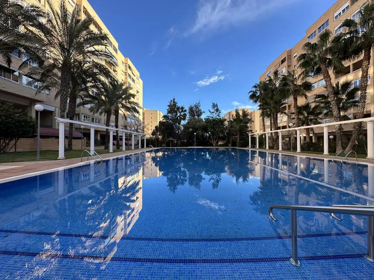 Piscina de Pis en venda en Alicante / Alacant amb Aire condicionat, Calefacció i Traster