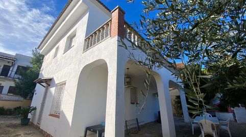 Chalet de dos planta con jardín y 7 dormitorios
