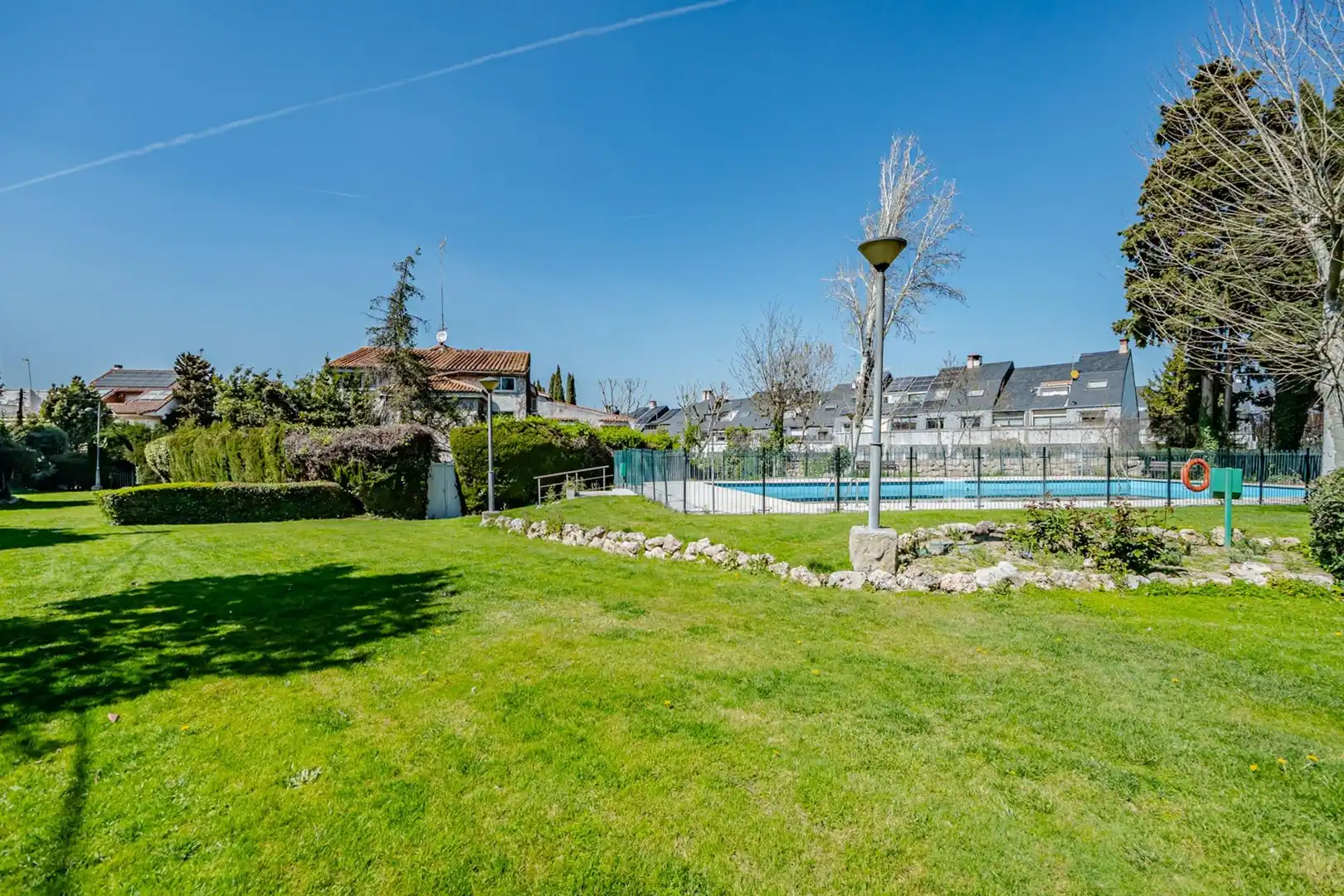 Piscina de Casa adosada en venda en Pozuelo de Alarcón amb Aire condicionat, Calefacció i Jardí privat
