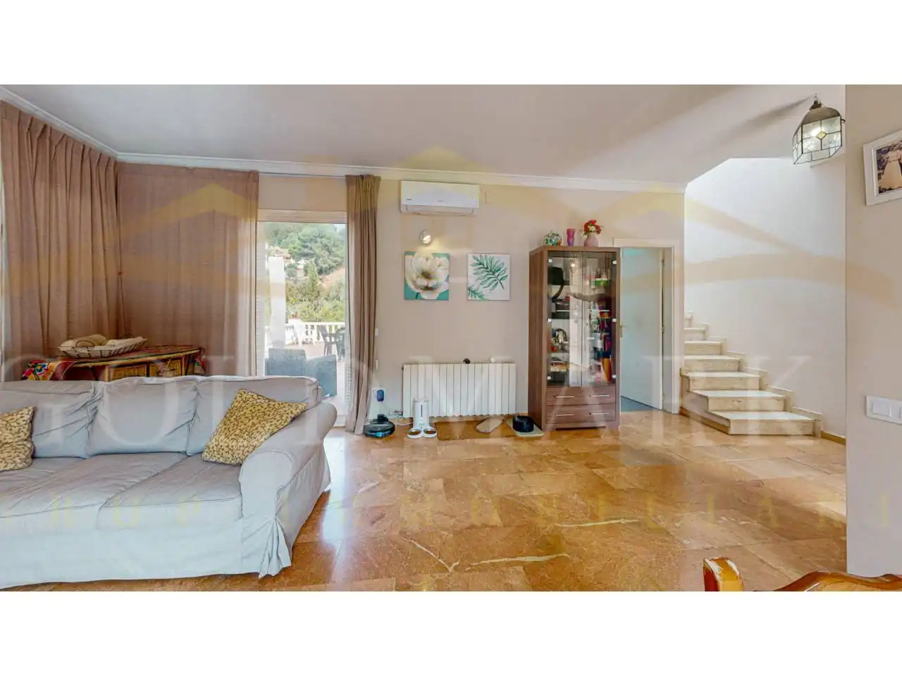 Sala d'estar de Casa o xalet en venda en Corbera de Llobregat amb Aire condicionat, Calefacció i Jardí privat