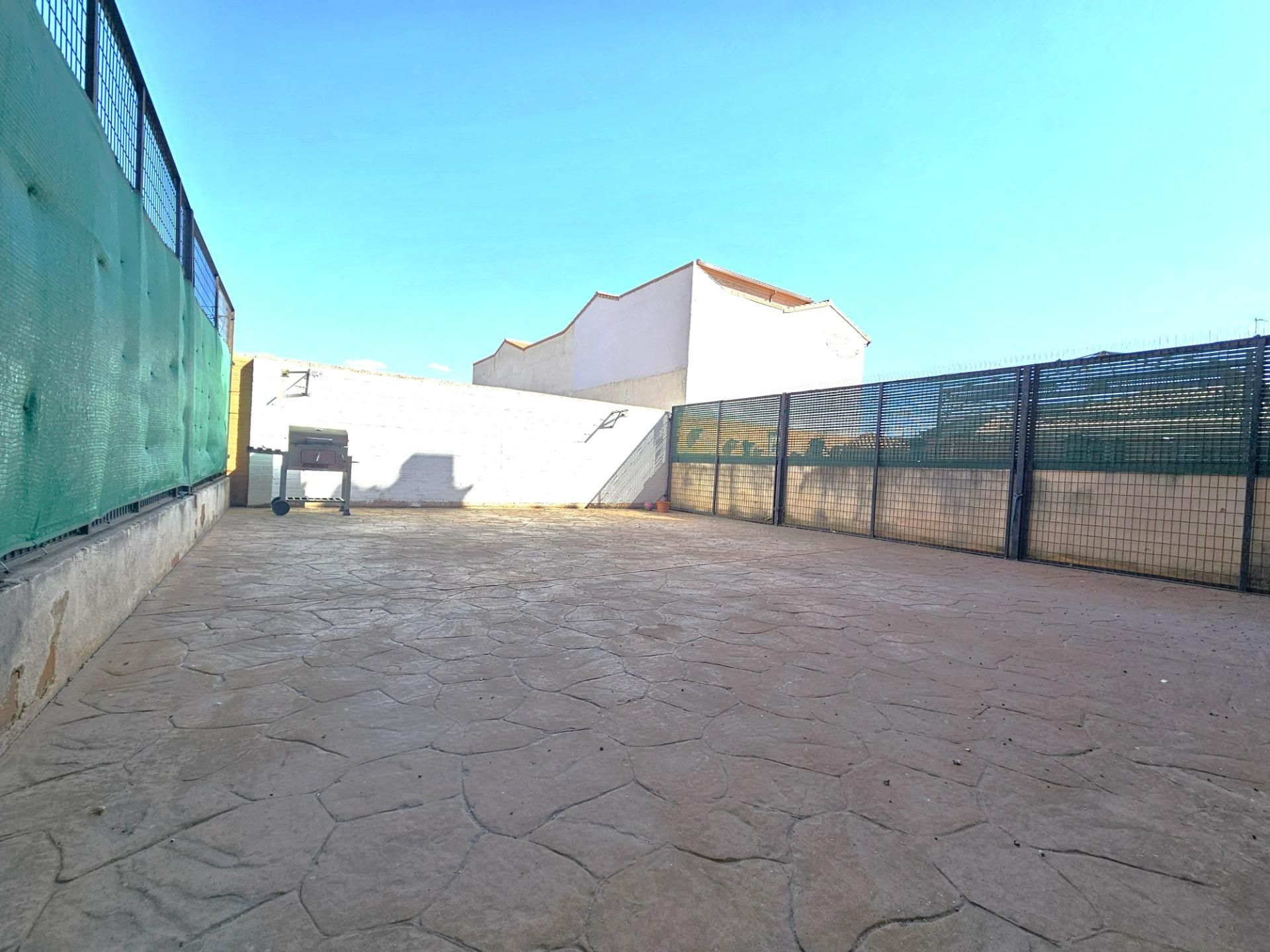 Vista exterior de Apartament en venda en Yuncler amb Calefacció, Terrassa i Traster
