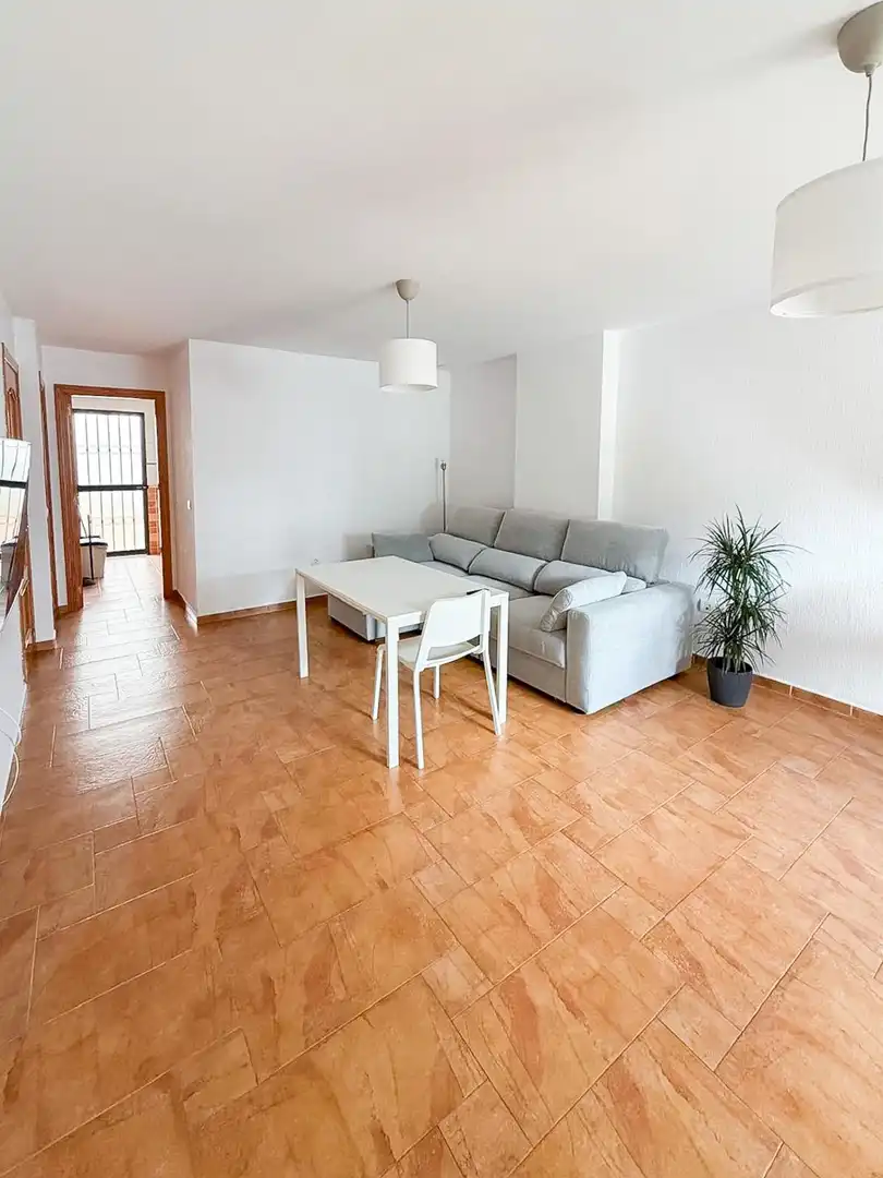 Sala d'estar de Casa adosada en venda en Alhaurín de la Torre amb Aire condicionat, Jardí privat i Terrassa