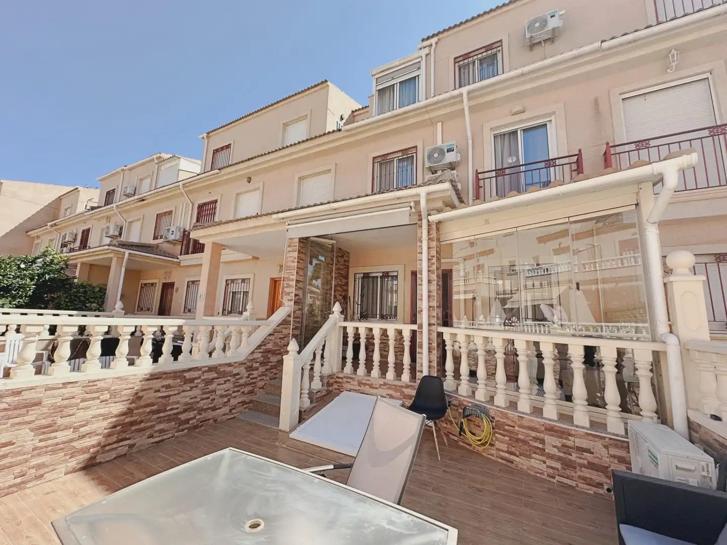 Vista exterior de Casa adosada en venda en Orihuela amb Piscina, Moblat i Piscina comunitària