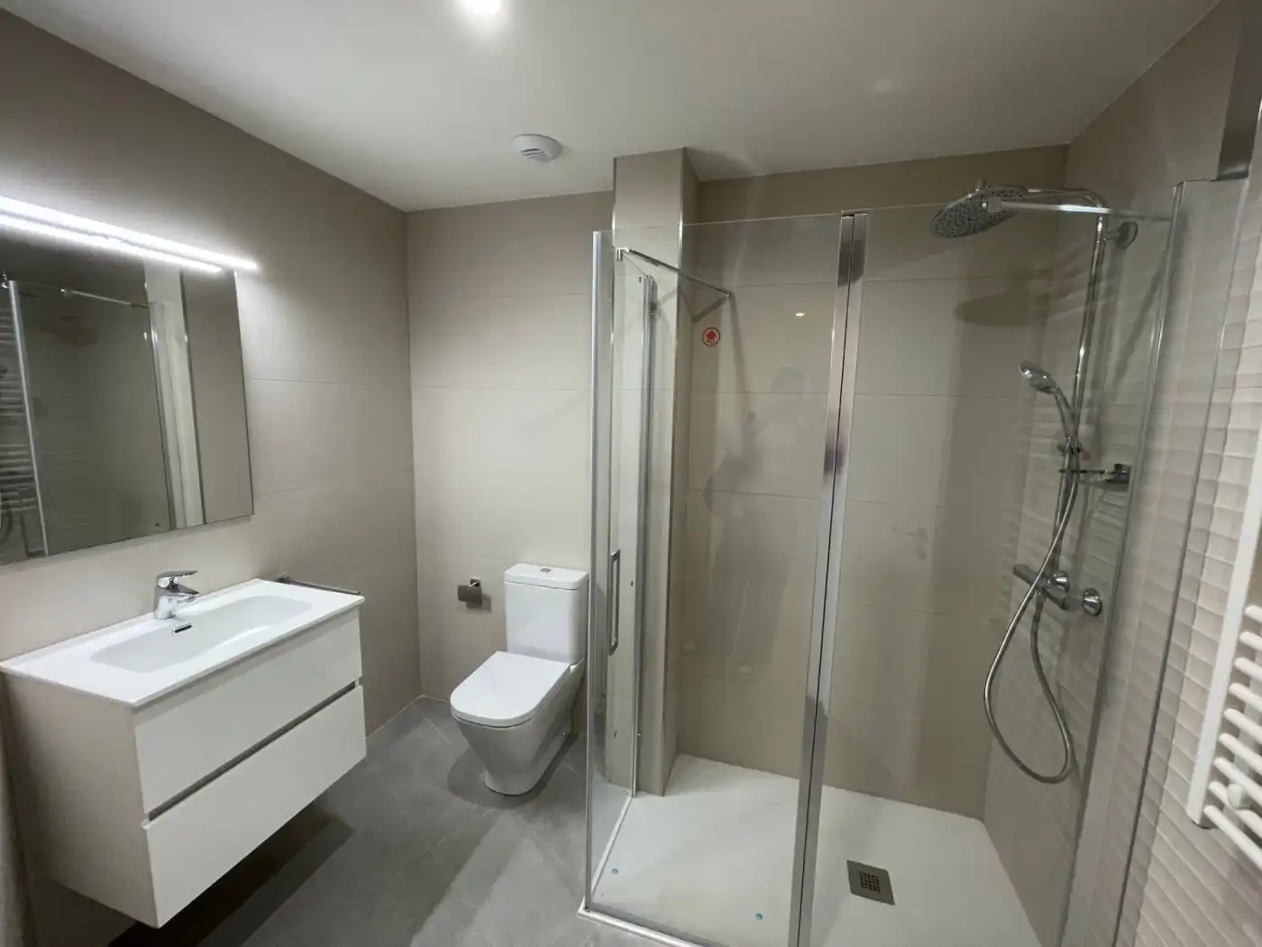 Bathroom of Flat for rent in Manresa  with Air Conditioner, Heating and Parquet flooring