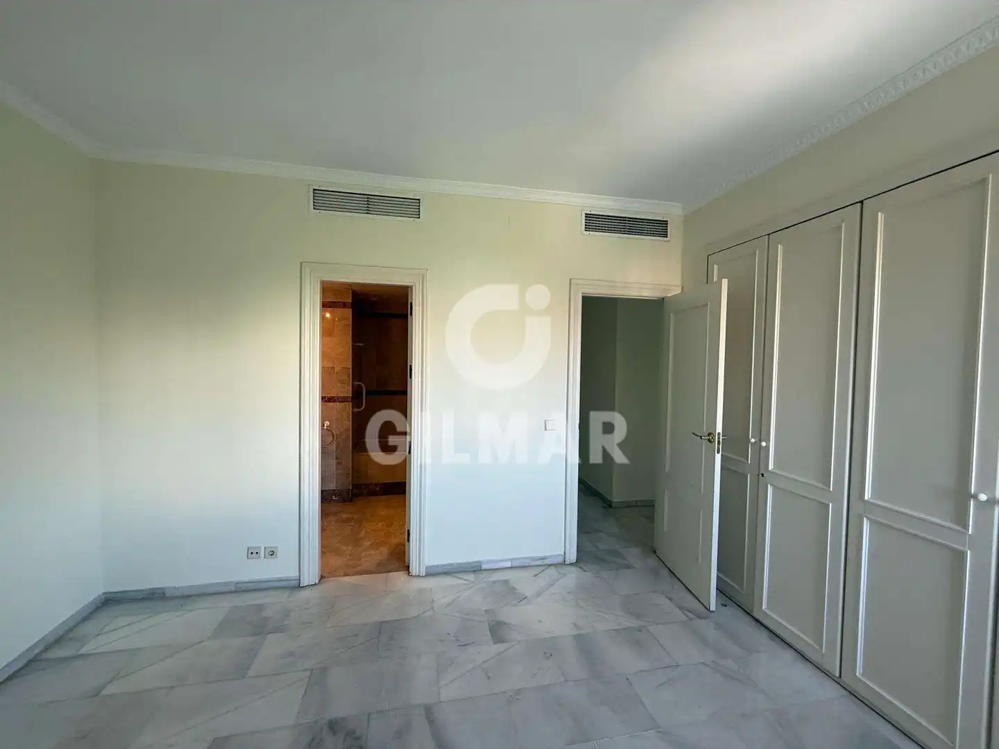 Schlafzimmer von Wohnung zur Miete in Sevilla mit Klimaanlage, Ofen und Waschmaschine