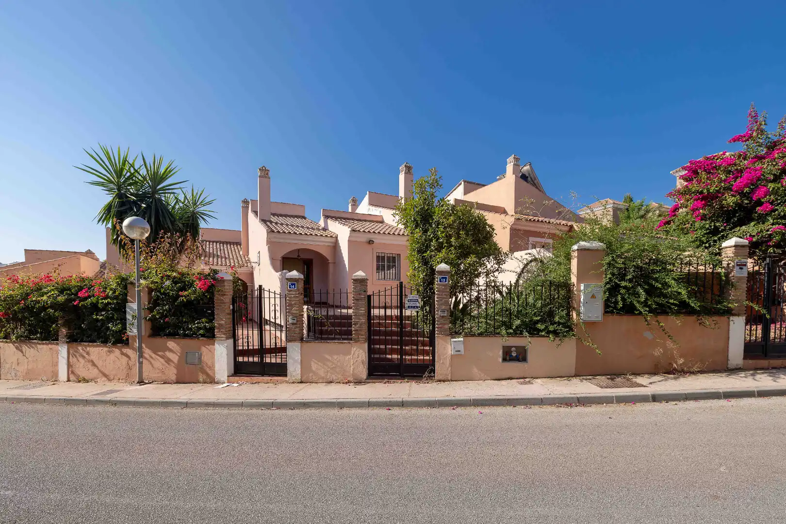 Vista exterior de Casa adosada en venda en Mijas amb Jardí privat, Terrassa i Traster