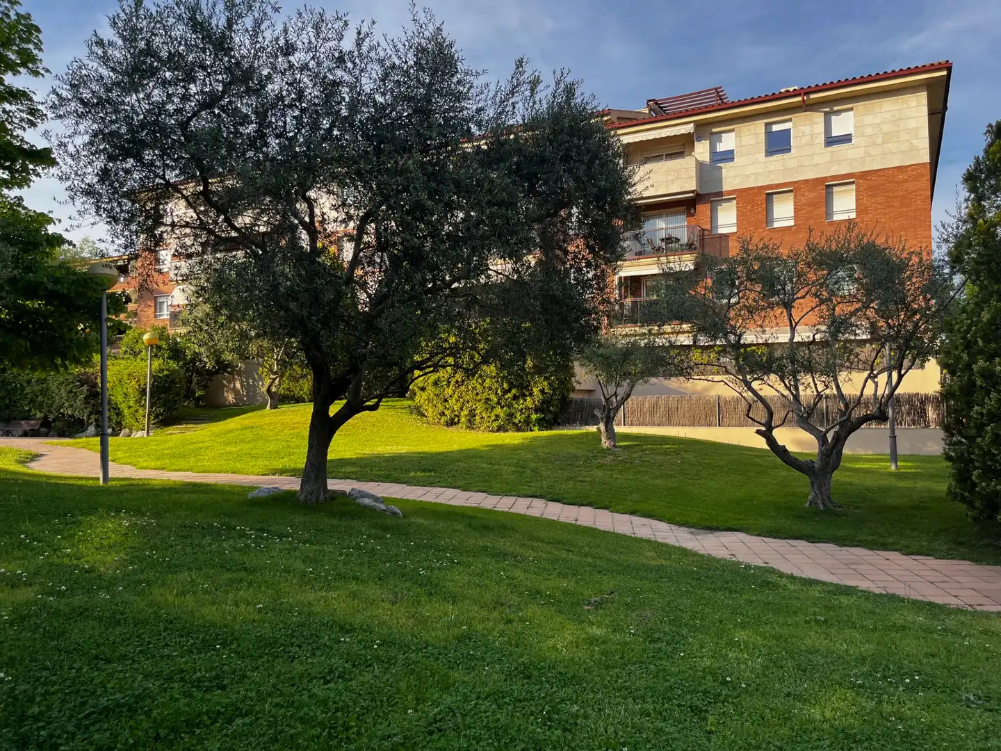 Vista exterior de Planta baixa en venda en Sant Cugat del Vallès amb Aire condicionat, Calefacció i Jardí privat