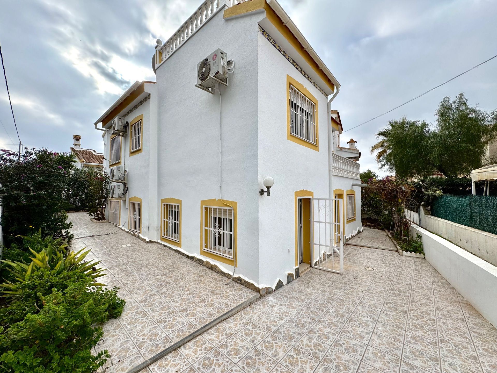 Vista exterior de Casa o xalet de lloguer en Algorfa amb Aire condicionat, Calefacció i Jardí privat