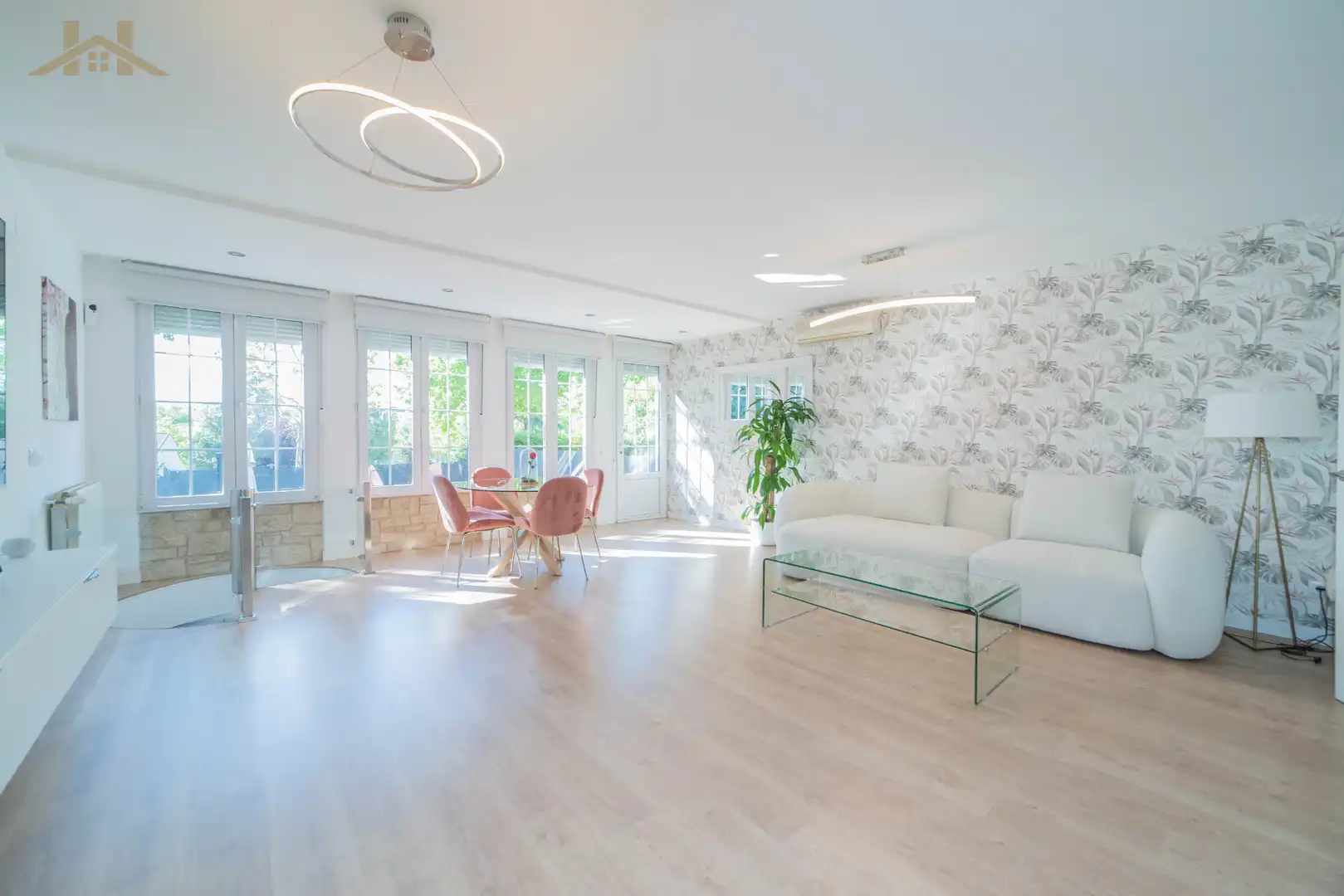 Sala d'estar de Casa adosada en venda en Boadilla del Monte amb Aire condicionat, Calefacció i Jardí privat